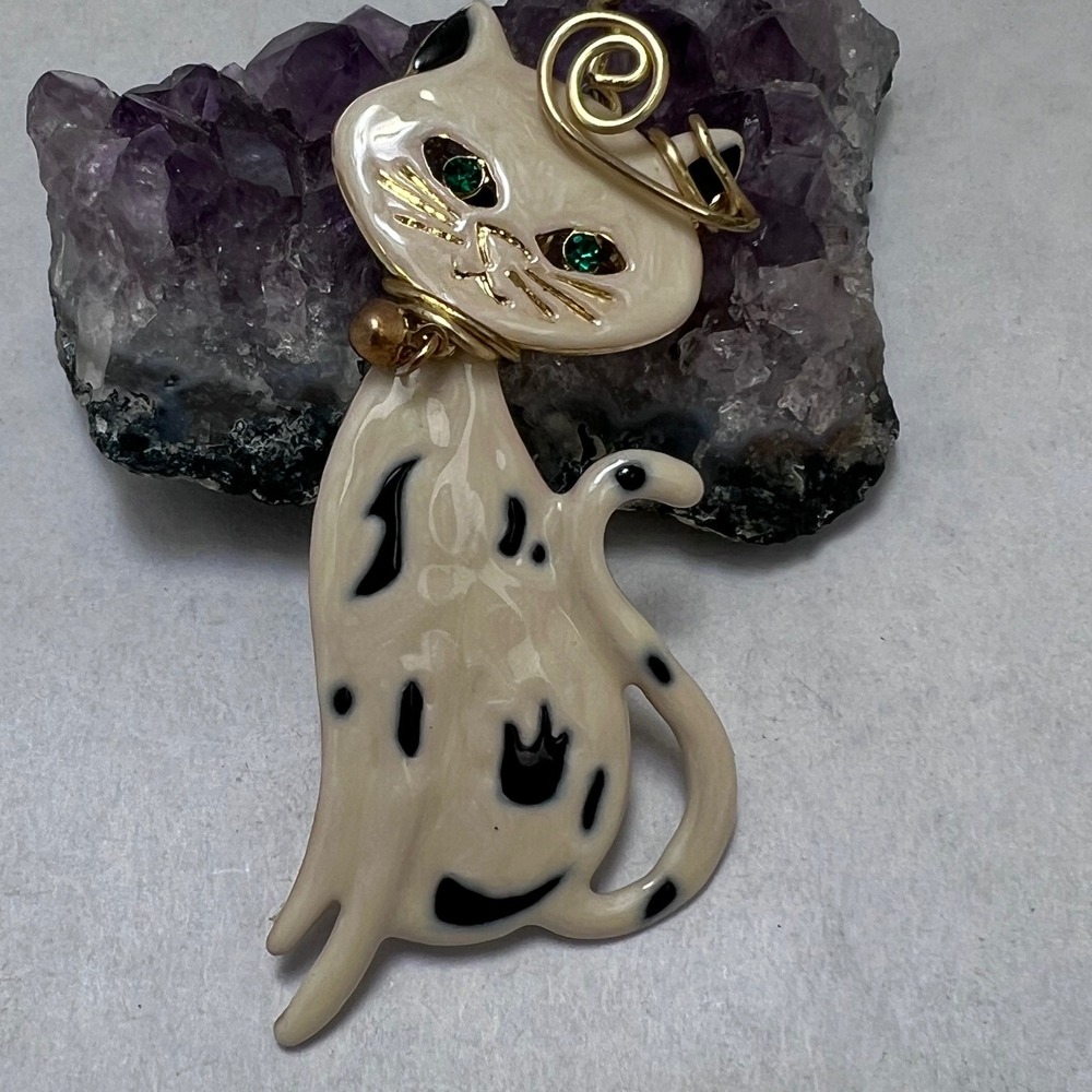 Vintage Cream Spotted Enamel Cat Brooch Gold Tone Green Rhinestone Eyes Bell